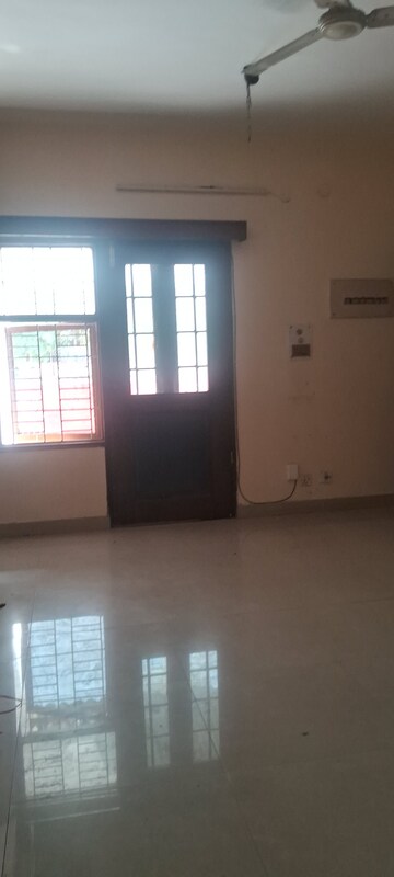 Room in 3 BHK Apartment at Sarita Vihar – for Rent