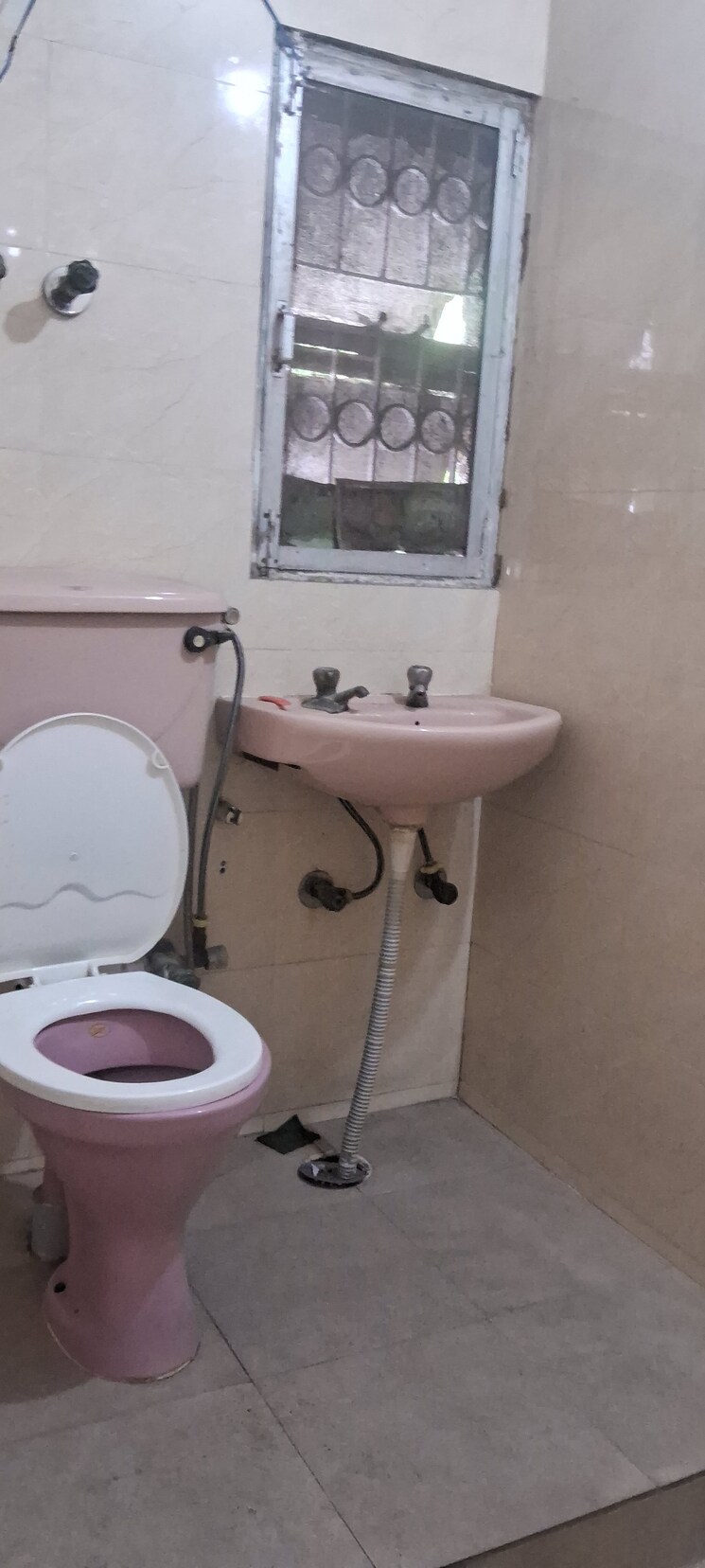 Bathroom, sarita vihar 3 Bedroom 2500 Sq.Ft. Apartment In Sarita Vihar Delhi 8995892