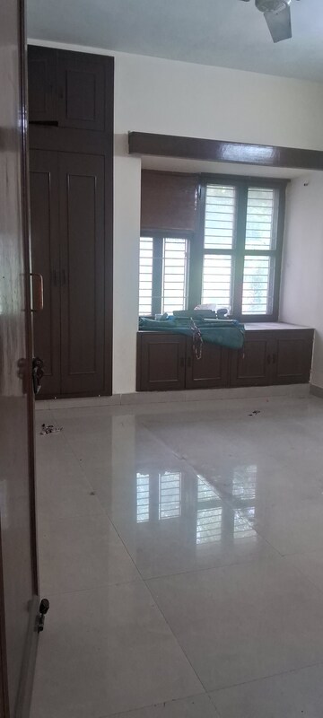 Furnished Amenities in 3 BHK Apartment at Sarita Vihar – for Rent