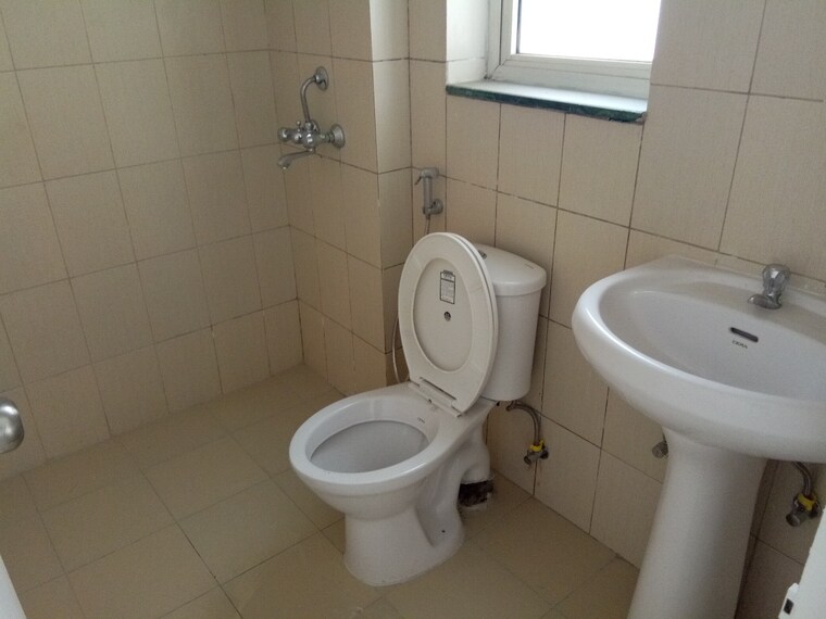 Bathroom, puri-pratham 3 Bedroom 1400 Sq.Ft. Apartment In Sector 84 Faridabad 8996015