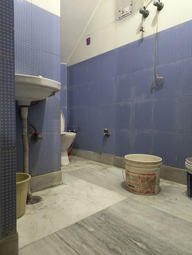 Bathroom, sarita vihar 2 Bedroom 850 Sq.Ft. Apartment In Sarita Vihar Delhi 8996022