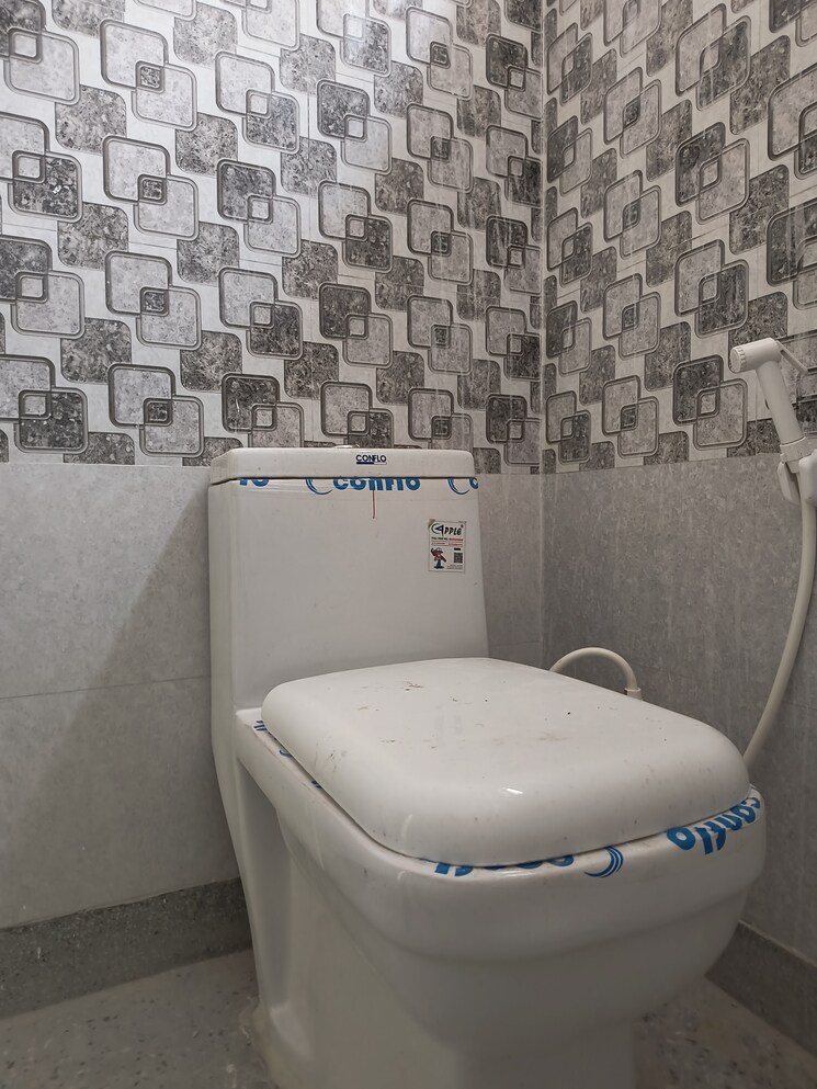 Bathroom, sarita vihar 2 Bedroom 750 Sq.Ft. Builder Floor In Sarita Vihar Delhi 8996046