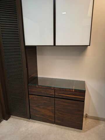 Room in 3.5 BHK Apartment at KK Elegance, Khar West – for Rent