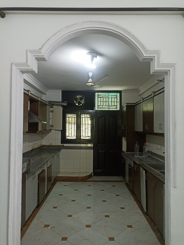  Parking, rwa-apartments-sector-41 6+ Bedroom 4500 Sq.Ft. Independent House In Sector 41 Noida 8996049