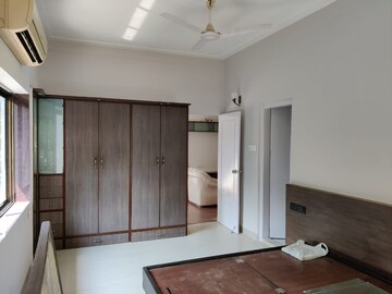 Room in 2 BHK Apartment at Khar West – for Rent