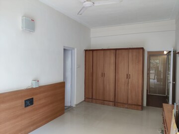 Room in 2 BHK Apartment at Khar West – for Rent