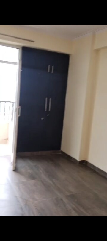 Room in 2.5 BHK Apartment at Gaur City 5th Avenue, Sector 4 Greater Noida – for Rent