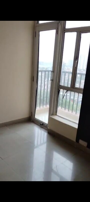 Room in 2.5 BHK Apartment at Gaur City 5th Avenue, Sector 4 Greater Noida – for Rent