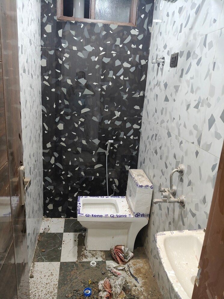 Bathroom, govindpuri 3 Bedroom 912 Sq.Ft. Builder Floor In Govindpuri Delhi 8996205