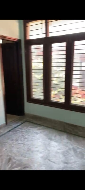 Room in 3 BHK Builder Floor at Sector 30 – for Rent