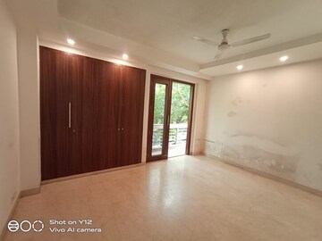 Room in 4 BHK Builder Floor at Panchsheel Park – for Rent