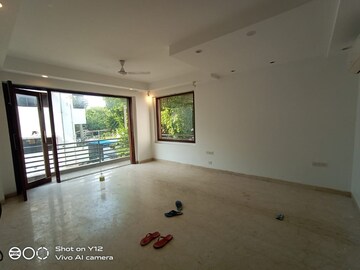 Room in 4 BHK Builder Floor at Panchsheel Park – for Rent