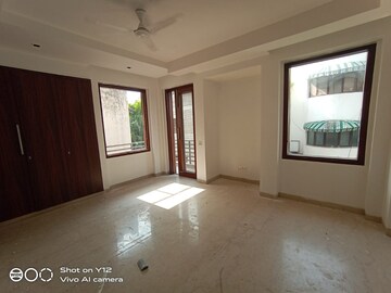 Room in 4 BHK Builder Floor at Panchsheel Park – for Rent
