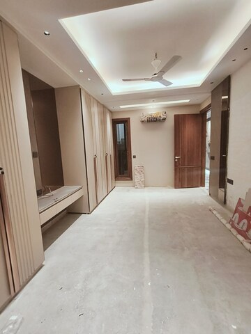 Room in 3 BHK Builder Floor at Panchsheel Enclave – for Rent