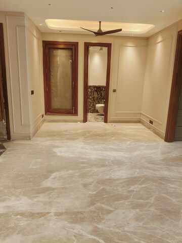 Room in 3 BHK Builder Floor at Panchsheel Enclave – for Rent