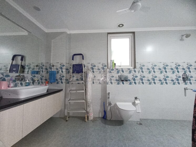 Bathroom, chittaranjan park 3 Bedroom 160 Sq.Yd. Builder Floor In Chittaranjan Park Delhi 8996244