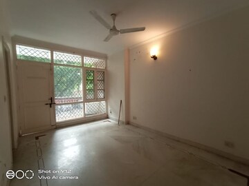 Room in 3 BHK Builder Floor at Panchsheel Enclave – for Rent