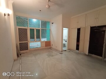 Room in 3 BHK Builder Floor at Panchsheel Enclave – for Rent