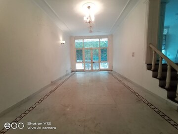 Room in 3 BHK Builder Floor at Panchsheel Enclave – for Rent