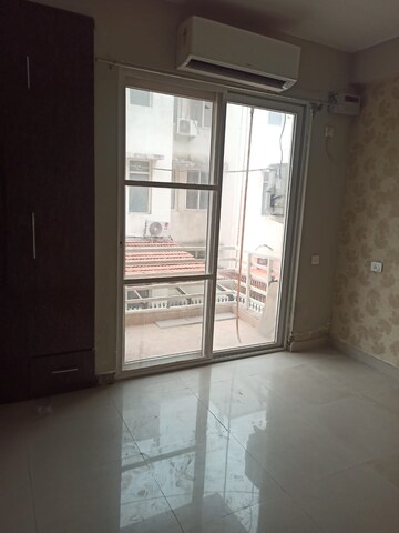 Room in 3.5 BHK Builder Floor at DLF Alameda, Sector 73 – for Rent