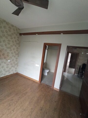Furnished Amenities in 3.5 BHK Builder Floor at DLF Alameda, Sector 73 – for Rent