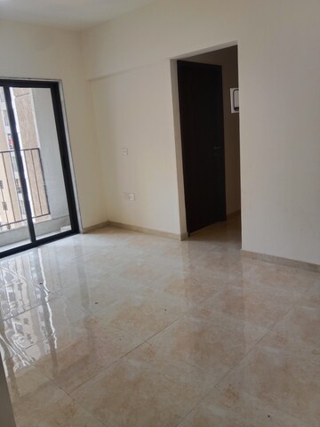 Room in 3 BHK Apartment at Sunteck Maxxworld, Tivri – for Rent
