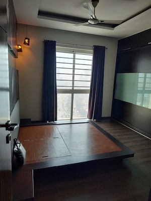 Room in 3 BHK Apartment at Sheth Vasant Lawns, Laxmi Nagar – for Sale