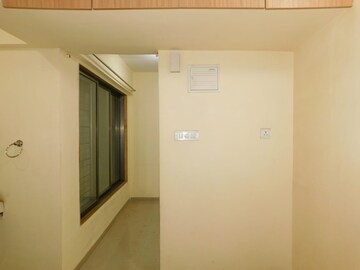 Room in 3 BHK Apartment at Group Seven Rushi Heights, Goregaon East – for Rent