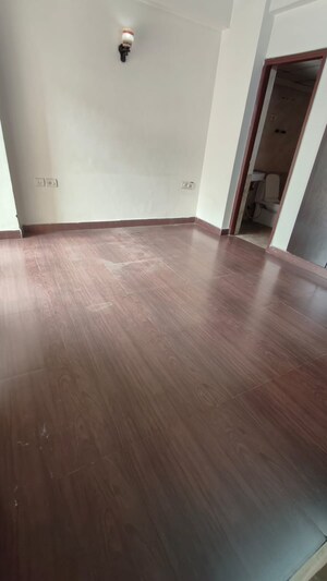 Room in 3 BHK Apartment at Aims Golf City, Sector 75 – for Sale