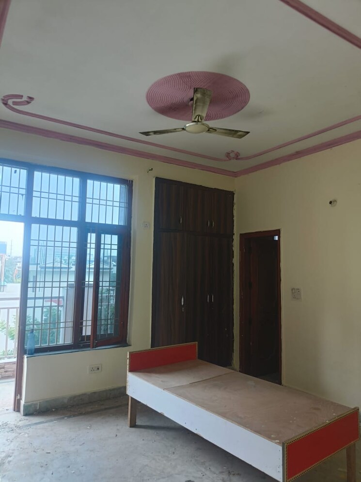 Room, zygon-square 3 Bedroom 450 Sq.Mt. Villa In Sector 63 Noida 8996638