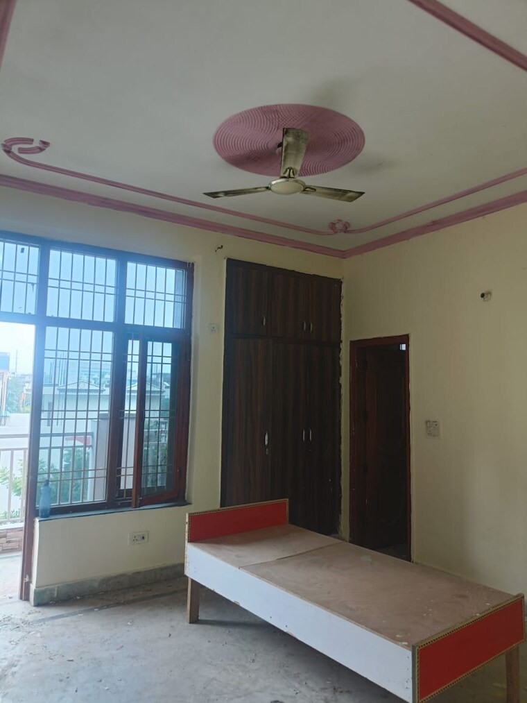 Room, zygon-square 3 Bedroom 450 Sq.Mt. Villa In Sector 63 Noida 8996638