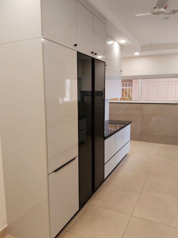 Room in 4 BHK Apartment at Prestige Waterford, Whitefield – for Rent