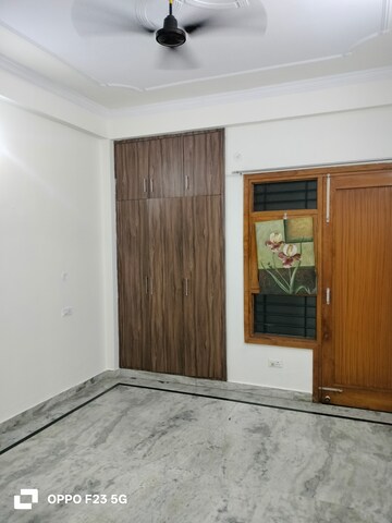 Room in 2 BHK Builder Floor at Gomti Nagar – for Rent