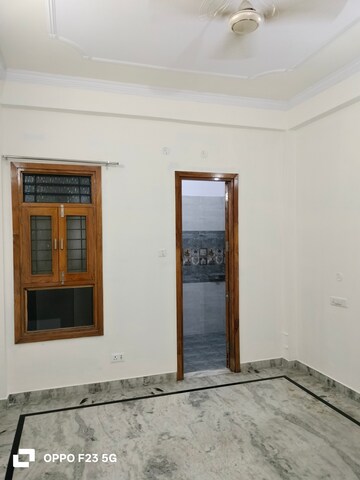 Room in 2 BHK Builder Floor at Gomti Nagar – for Rent