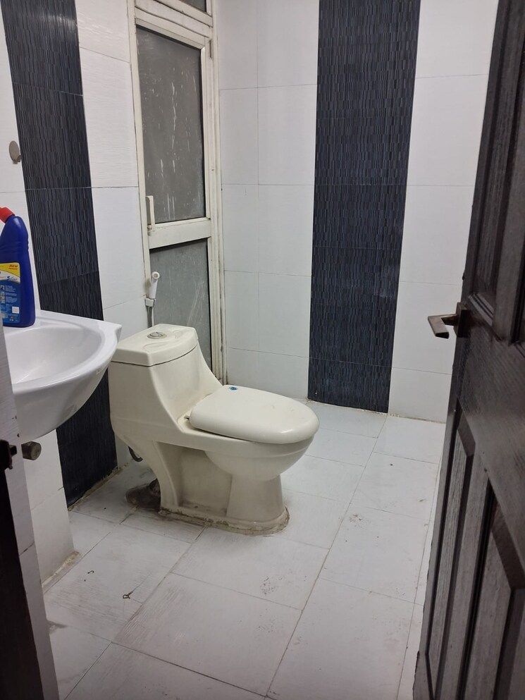 Bathroom, proview-laboni 3 Bedroom 854 Sq.Ft. Apartment In Dundahera Ghaziabad 8996787