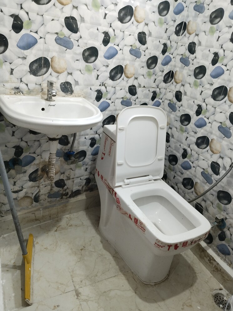 Bathroom, panchsheel vihar 1 Bedroom 450 Sq.Ft. Apartment In Panchsheel Vihar Delhi 8996771