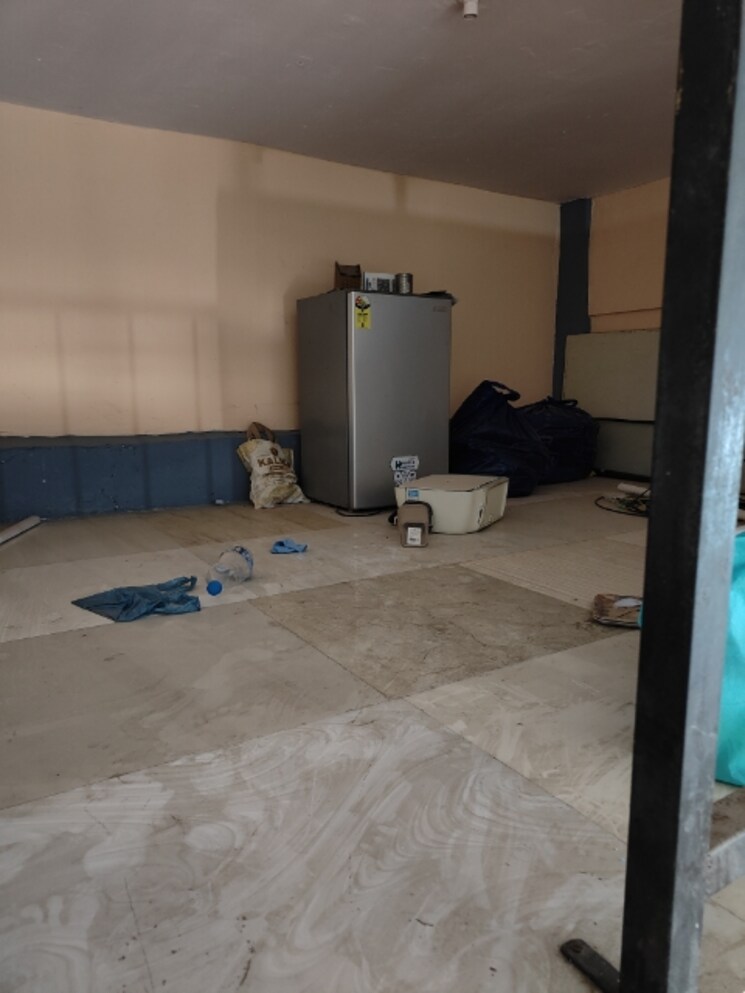 Room, orchard-mall Commercial Office Space 400 Sq.Ft. In Goregaon East Mumbai 8996810