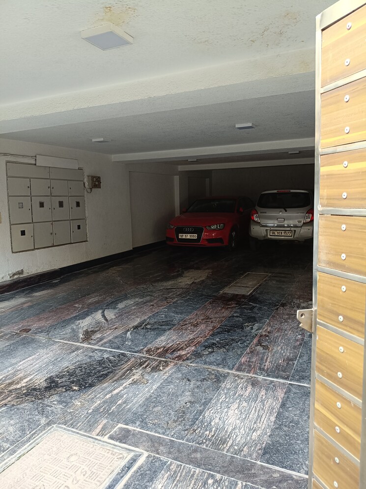  Parking, new friends colony 4 Bedroom 300 Sq.Yd. Builder Floor In New Friends Colony Delhi 8996842