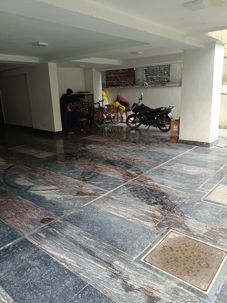  Parking, new friends colony 4 Bedroom 300 Sq.Yd. Builder Floor In New Friends Colony Delhi 8996842