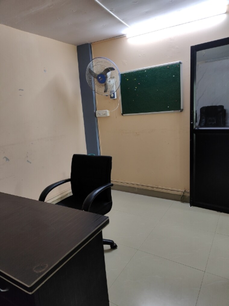 Team Area, orchard-mall Commercial Office Space 400 Sq.Ft. In Goregaon East Mumbai 8996870