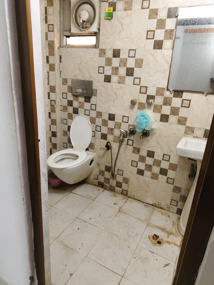 Bathroom, pochanpur colony 1 Bedroom 350 Sq.Ft. Apartment In Pochanpur Colony Delhi 8996979