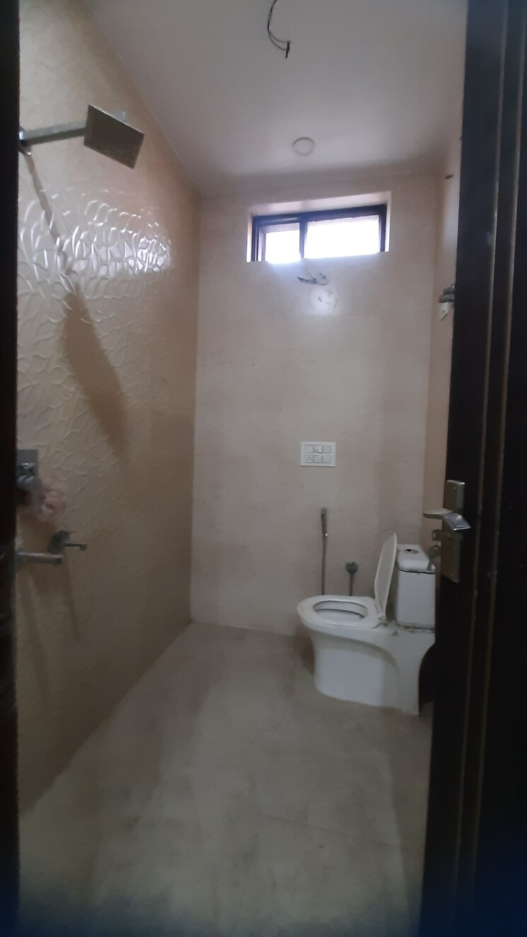 Bathroom, hari nagar 3 Bedroom 110 Sq.Yd. Builder Floor In Hari Nagar Delhi 8996954