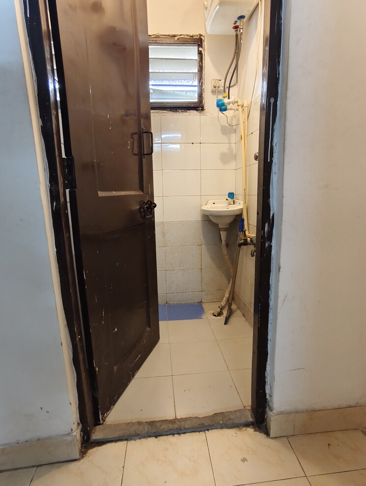 Bathroom, pochanpur colony 1 Bedroom 350 Sq.Ft. Apartment In Pochanpur Colony Delhi 8997032