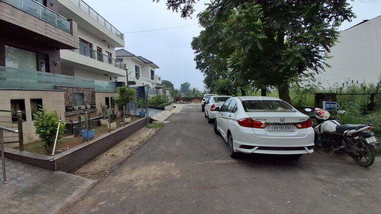  Parking, silver-city-extention 6+ Bedroom 3600 Sq.Ft. Independent House In Vip Road Zirakpur 8997090