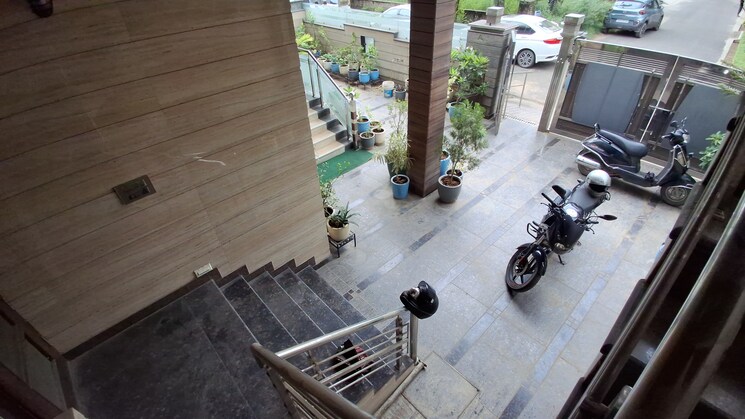  Parking, silver-city-extention 6+ Bedroom 3600 Sq.Ft. Independent House In Vip Road Zirakpur 8997090