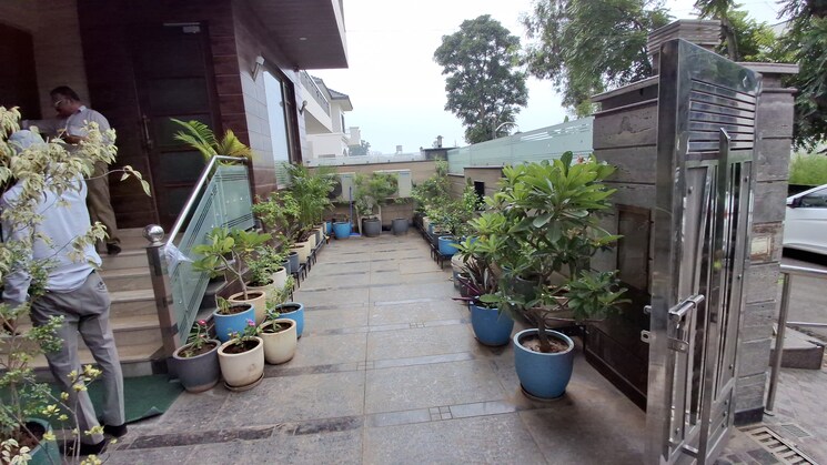  Parking, silver-city-extention 6+ Bedroom 3600 Sq.Ft. Independent House In Vip Road Zirakpur 8997090