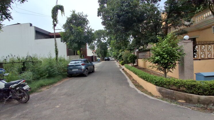  Parking, silver-city-extention 6+ Bedroom 3600 Sq.Ft. Independent House In Vip Road Zirakpur 8997090