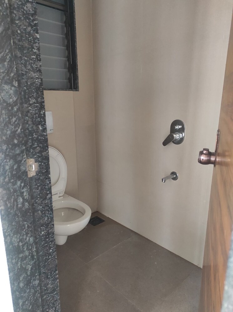 Bathroom, je-and-vee-om-trimurti 1 Bedroom 420 Sq.Ft. Apartment In Malad East Mumbai 8997105