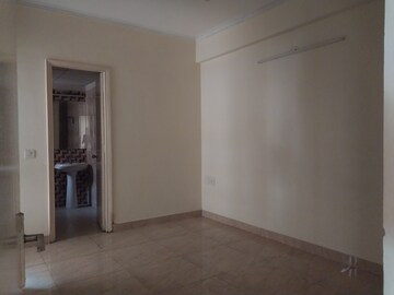 Room in 2 BHK Apartment at Gaur City 7th Avenue, Sector 4 Greater Noida – for Rent