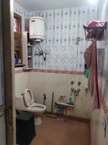 Furnished Amenities in 3 BHK Builder Floor at Malviya Nagar – for Rent